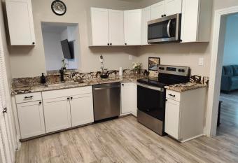 1822 E 17th Ave has rooms with a private hot tub