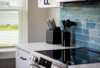 2525 W Cordelia St, Unit 1 has rooms with a private hot tub