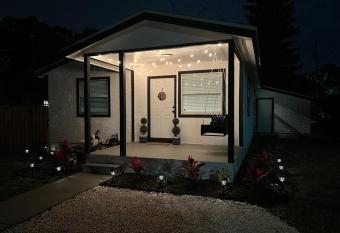 Charming Updated Bungalow 4miles from Clearwater Beach has rooms with a private hot tub