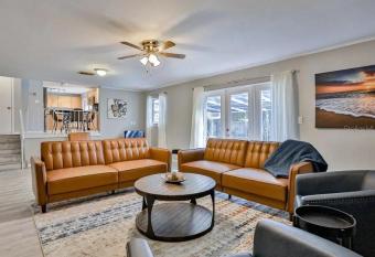 Large Seminole Luxury Pool Home 3mi to Beach has rooms with a private hot tub