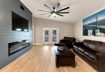 6807 S Dauphin Ave has rooms with a private hot tub