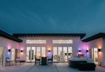 Coyote Tracks - A Modern Desert Experience has rooms with a private hot tub