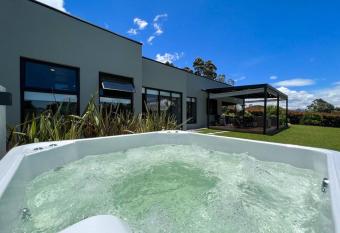 Amazing country house! has rooms with a private hot tub