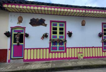 Hostal Casa Madrigal has Balcony rooms