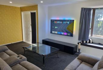 Whole home in Hawera! Newly renovated, minutes from town. allows 18 year olds to book a room