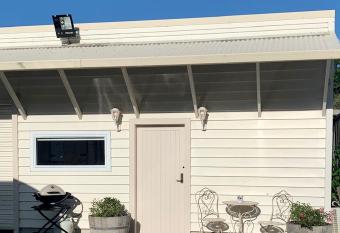 BENROSE FARM COTTAGES has rooms with a private hot tub