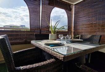 Le Victoria, vue mer et montagne has Balcony rooms