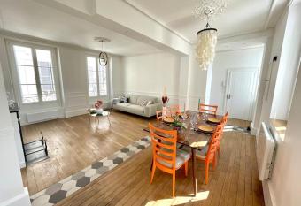    Passage historique allows 18 year olds to book a room