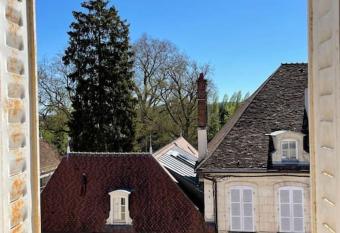 Loft Marguerite de Bourgogne allows 18 year olds to book a room