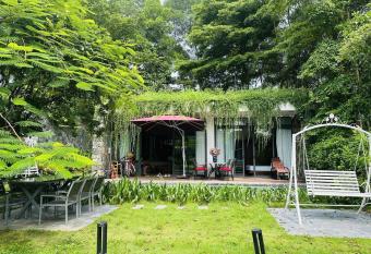 FLAMIGO      I L   I RESORT - Villa View H    has rooms with a private hot tub