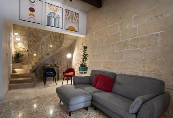 Authentic Maltese 2-bedroom House with Terrace has Balcony rooms