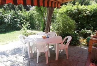 Grand appartement calme, jardin et parking gratuit has Balcony rooms