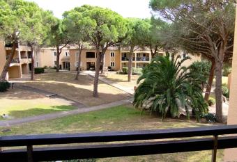 Studio avec piscine partagee et terrasse amenagee a Saint Raphael a 5 km de la plage has Balcony rooms