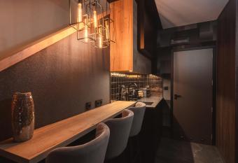 Art Suites Luxury Hotel has rooms with a private hot tub