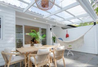 SALTY SNOOZE - Your Coastal Holiday House has rooms with a private hot tub