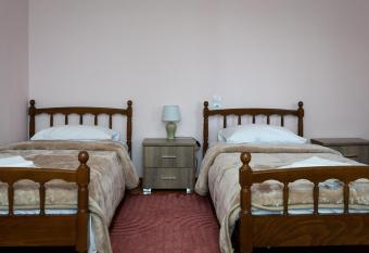 Fani s House Under Meteora has rooms with a private hot tub