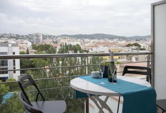 Fleming 5 has Balcony rooms