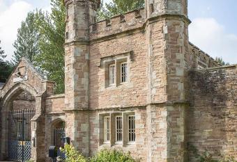 Eve Lodge has rooms with a private hot tub