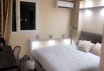 Beau studio, vue mer, proche a  roport. allows 18 year olds to book a room