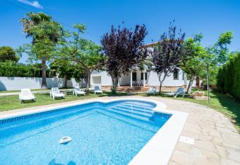 Vila Tres Cales has Balcony rooms