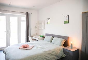 Large Fully Equipped Studio flat in Wimbledon allows 18 year olds to book a room