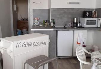 Appartement cocooning    50m de la plage des becs. has Balcony rooms