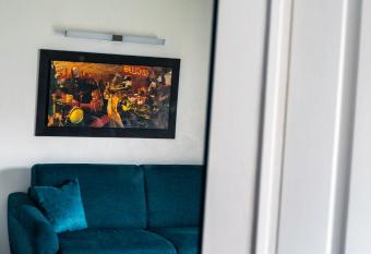 Studio tr  s agr  able allows 18 year olds to book a room