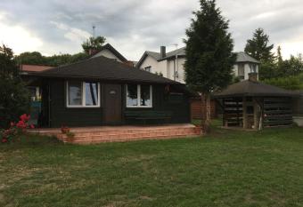 STUDIO HOUSE allows 18 year olds to book a room