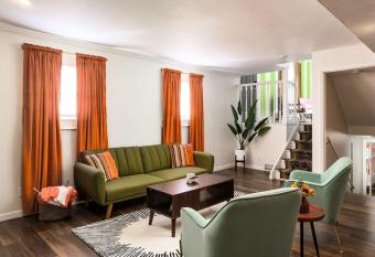 Firepit & Pool 4 King Beds 15 Mins to DT Denver allows 18 year olds to book a room