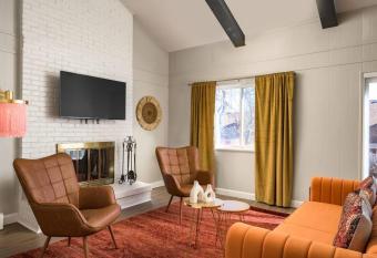 4 BR Modern Home with Pool Table and Fire Pit allows 18 year olds to book a room