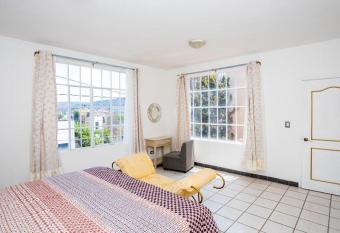 Residencia Ambar has rooms with a private hot tub