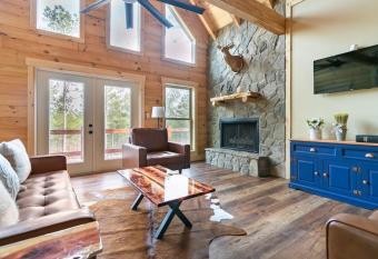 Ellijay, GA Secluded Pet-Friendly Family Mountain Getaway has rooms with a private hot tub