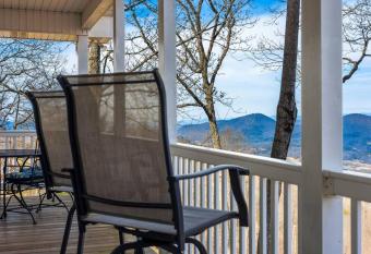 Stunning Mountain Views and Spacious Comforts! has Balcony rooms