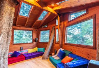 Magical Treehouse & Cabin has rooms with a private hot tub