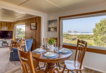 Rockaway Twin View has Balcony rooms