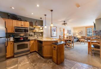 Dakota Lodge #8477 by Summit County Mountain Retreats has rooms with a private hot tub