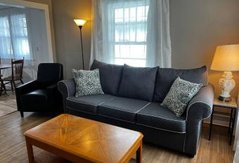 Cozy 2BR house W/ Backyard allows 18 year olds to book a room