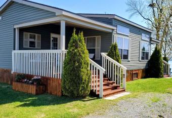 Water Front very spacious Cottage on Rice Lake with 5 Star Golf Resort has Balcony rooms