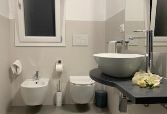 White House monolocale allows 18 year olds to book a room