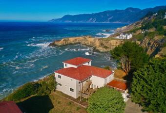 Stunning Oceanview Shelter Cove! Hot Tub! Oceanfront! has rooms with a private hot tub