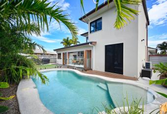 Stylish Beach Side Gem - pool, beach ZG7 allows 18 year olds to book a room