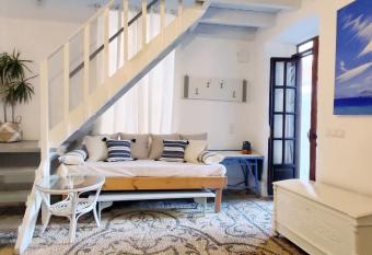 Mitropoleos21 Traditional greek house in Town has rooms with a private hot tub