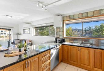 Apartment in Mermaid Beach has rooms with a private hot tub