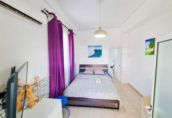 Aladdin s Hostel allows 18 year olds to book a room