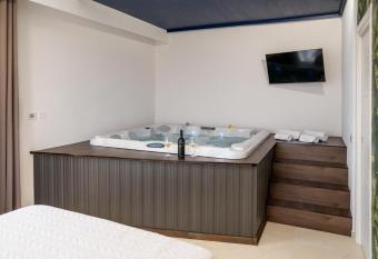 L OLEANDRO Room s - Suite & Spa da Giuseppe has rooms with a private hot tub
