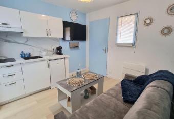 Chez K&D Studio Mer avec piscine St Rapha  l allows 18 year olds to book a room