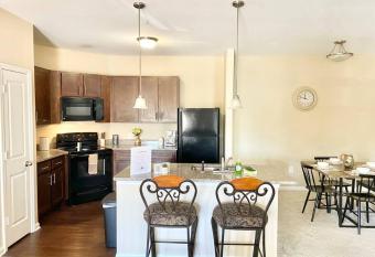 Lovely Apartment close to Chattanooga has Balcony rooms