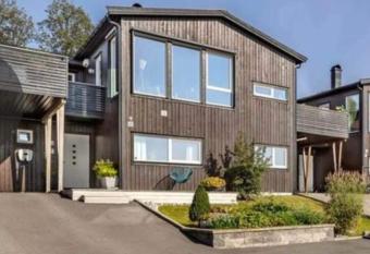 Modern 4 bedroom Villa w great view! has Balcony rooms