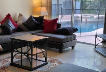 4 BR 3k sq home Heated spa , pool and Juccuzi has rooms with a private hot tub