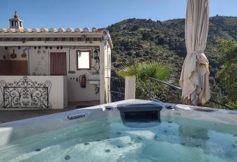 ZazaBi has rooms with a private hot tub